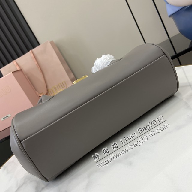 miumiu繆繆專櫃最新款法棍包手拎見肩背女包 jh2564型號：5BD265